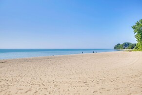 Algoma Victorian - Steps to Lake Michigan!