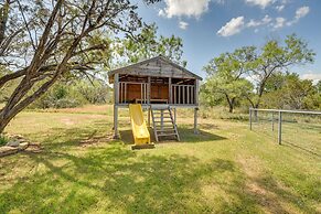 Pet-friendly Texas Home w/ Furnished Patio & Grill