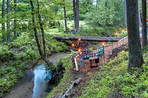 Creekside Hendersonville Haven: Hot Tub & Fire Pit