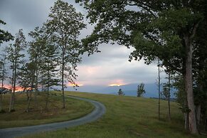 Quiet Charlottesville Hideaway in Baileys Retreat!