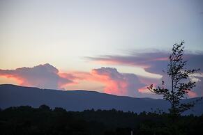 Quiet Charlottesville Hideaway in Baileys Retreat!