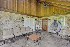 Patio & Yard: Newly Built Retreat in Ronks!