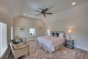 Patio & Yard: Newly Built Retreat in Ronks!