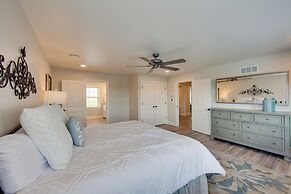 Patio & Yard: Newly Built Retreat in Ronks!