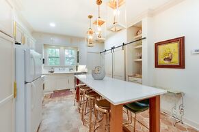Charming Lake Charles Vacation Rental w/ Yard