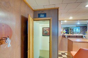 Retro Green Bay Home: Steps to Lambeau Field!