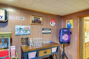 Retro Green Bay Home: Steps to Lambeau Field!