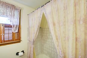 Retro Green Bay Home: Steps to Lambeau Field!