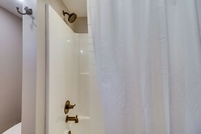 Charming Retreat in Charlottesville w/ Deck!