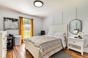 Pensacola Home w/ Private Lanai, 9 Mi to Downtown!