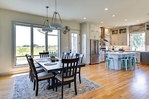 26-acre Pilot Point Ranch Home w/ Pool & Mini Golf