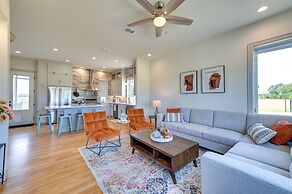 26-acre Pilot Point Ranch Home w/ Pool & Mini Golf