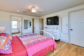 26-acre Pilot Point Ranch Home w/ Pool & Mini Golf