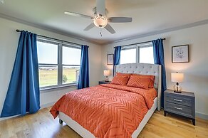 26-acre Pilot Point Ranch Home w/ Pool & Mini Golf