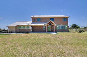 26-acre Pilot Point Ranch Home w/ Pool & Mini Golf