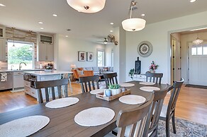 26-acre Pilot Point Ranch Home w/ Pool & Mini Golf