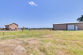 26-acre Pilot Point Ranch Home w/ Pool & Mini Golf