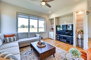 26-acre Pilot Point Ranch Home w/ Pool & Mini Golf