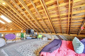 Serene Pacific Getaway: Deck, Grill & Fire Pit!