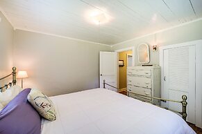 On-site Stream: Serene Cottage in Bakersville!