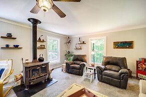 On-site Stream: Serene Cottage in Bakersville!