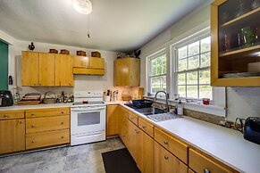 On-site Stream: Serene Cottage in Bakersville!