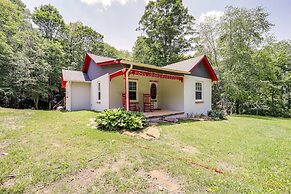 On-site Stream: Serene Cottage in Bakersville!