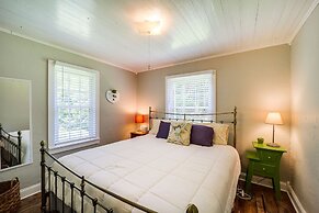 On-site Stream: Serene Cottage in Bakersville!