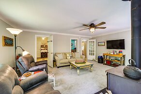 On-site Stream: Serene Cottage in Bakersville!