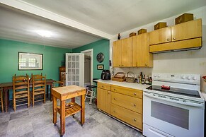 On-site Stream: Serene Cottage in Bakersville!