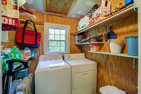 On-site Stream: Serene Cottage in Bakersville!