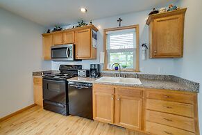 Cottage in Edinboro: Walk to Pat Crawford Beach!