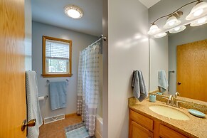 Cottage in Edinboro: Walk to Pat Crawford Beach!