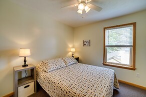 Cottage in Edinboro: Walk to Pat Crawford Beach!