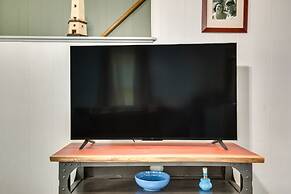 Pet-friendly Michigan Getaway w/ Porch & Kayaks!