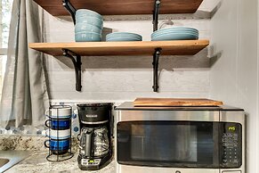 Pet-friendly Michigan Getaway w/ Porch & Kayaks!