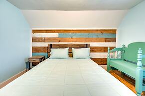 Pet-friendly Michigan Getaway w/ Porch & Kayaks!