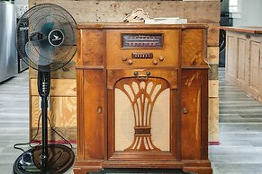 Pet-friendly Michigan Getaway w/ Porch & Kayaks!