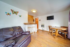 Flamingo Geneva Getaway: Steps to Lake Erie!