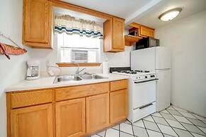 Flamingo Geneva Getaway: Steps to Lake Erie!