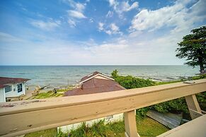 Flamingo Geneva Getaway: Steps to Lake Erie!
