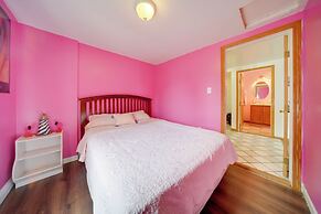 Flamingo Geneva Getaway: Steps to Lake Erie!