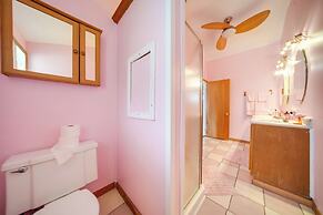 Flamingo Geneva Getaway: Steps to Lake Erie!