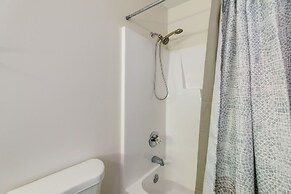 Updated Hubert Vacation Rental 5 Mi to Beaches!