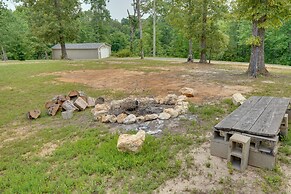 Buchanan Home w/ Deck, 4 Mi to Paris Landing!