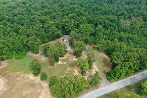 Buchanan Home w/ Deck, 4 Mi to Paris Landing!