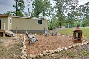 Buchanan Home w/ Deck, 4 Mi to Paris Landing!