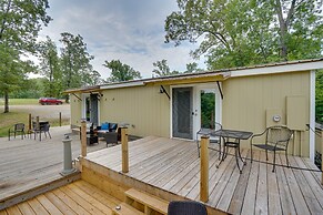 Buchanan Home w/ Deck, 4 Mi to Paris Landing!