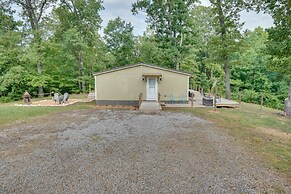 Buchanan Home w/ Deck, 4 Mi to Paris Landing!