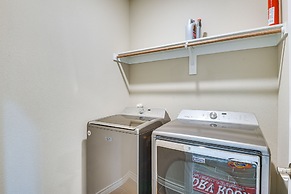 Grand Prairie Gem w/ Yard ~ 5 Mi to At&t Stadium!